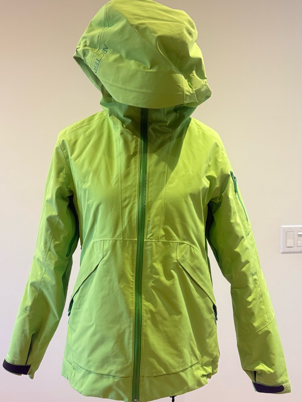 Arc'teryx Women's insulated Ski Jacket in Lime Green. Size M